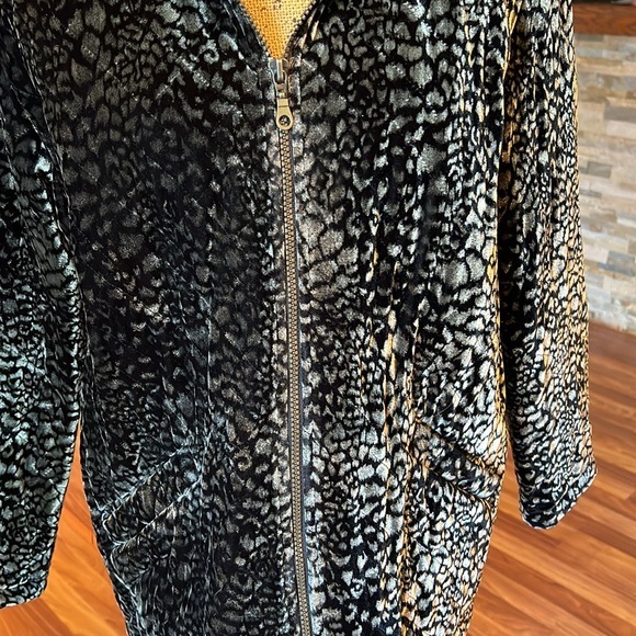 ❤️VINTAGE❤️ Black printed velour feel coat - Picture 2 of 6